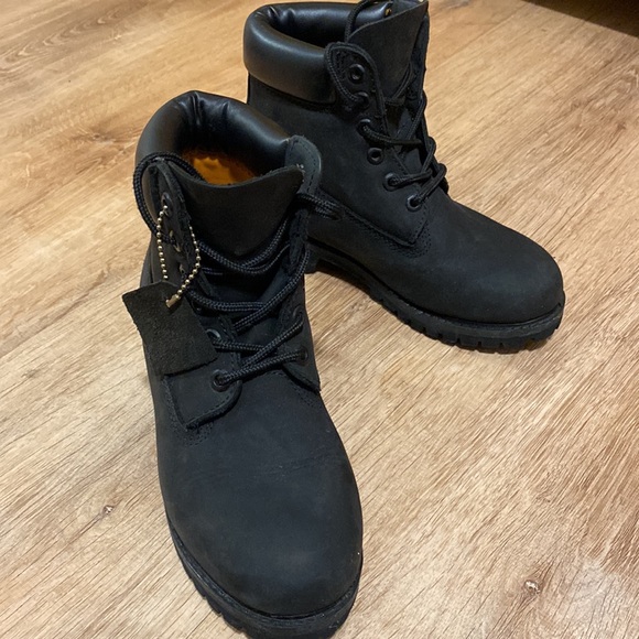 Kids timberland leather boots only been worn once like brand new - Picture 2 of 8